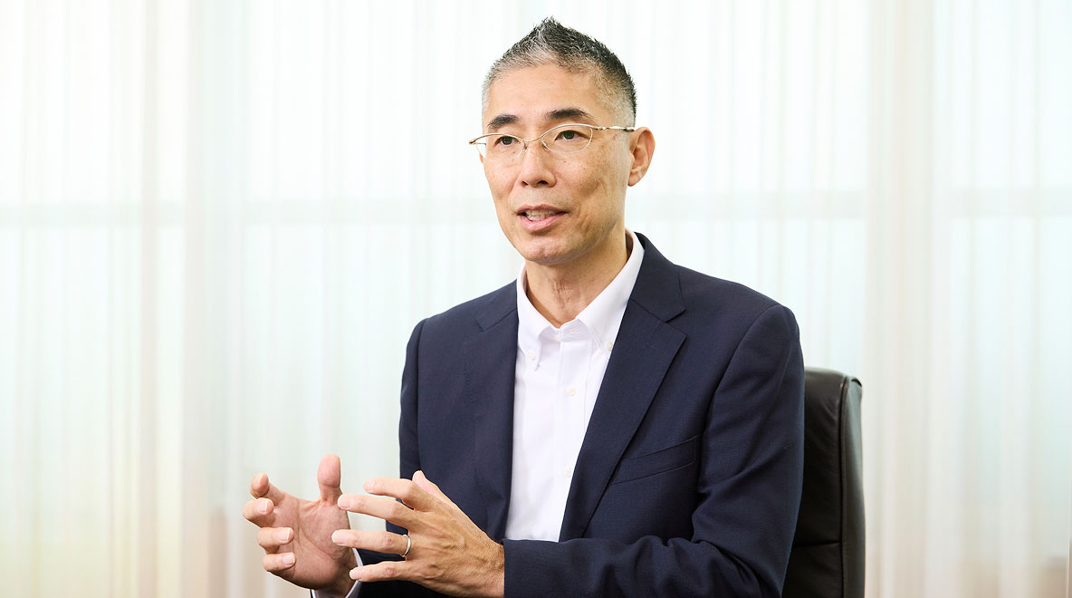 身振り手振りを交えて説明する宙健さんの写真