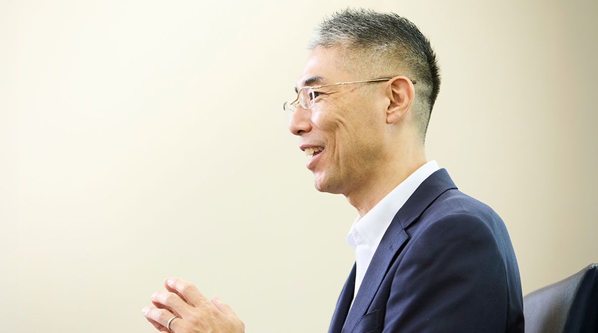 インタビューに答える宙健さんの横顔の写真