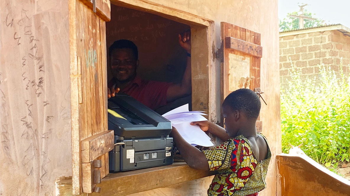 アフリカ・ベナンの農村に設置されたブラザーの複合機の写真