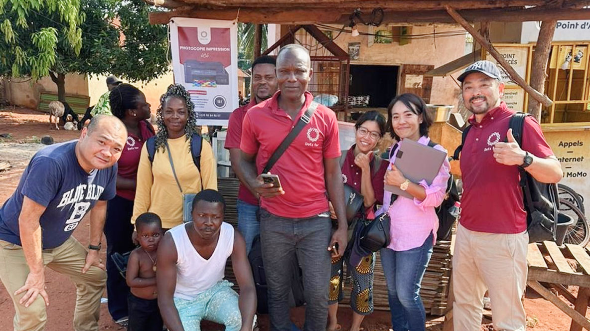 アフリカ・ベナンでの、平野さん、大場さん、Dots forメンバーなどの集合写真