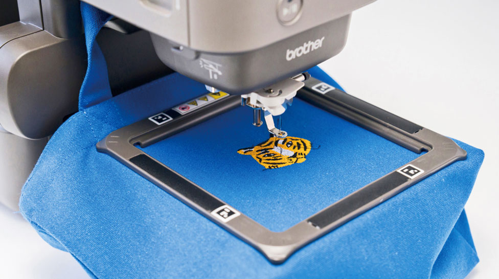 バッグに刺しゅうしているイメージ