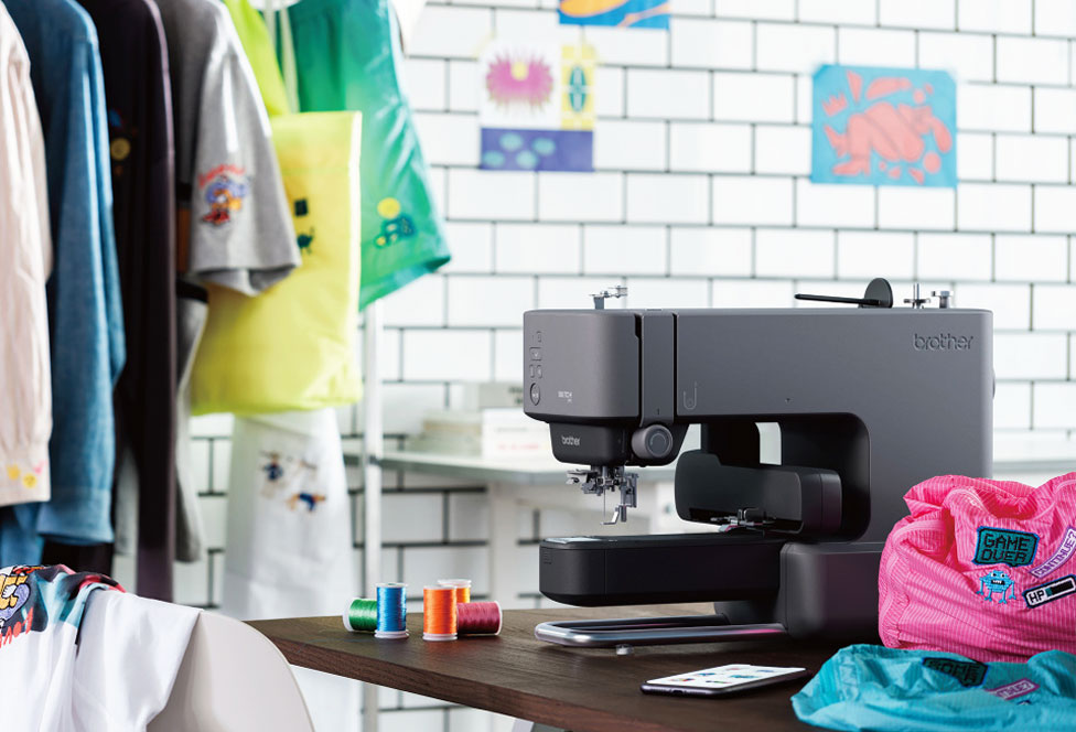 クリエイターの部屋に置かれたSKiTCH PP1と刺しゅう作品のイメージ