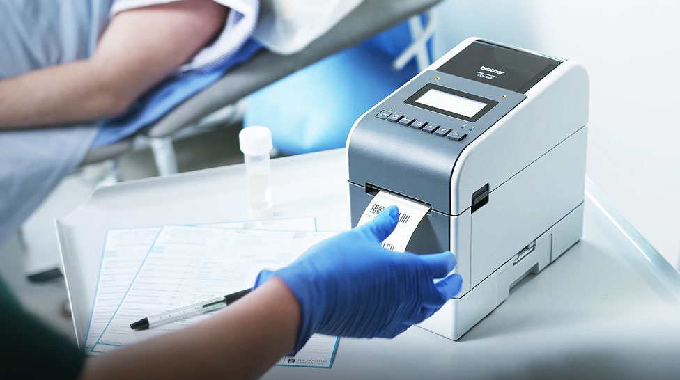 医療現場での業務用ラベリング使用シーンのイメージ 