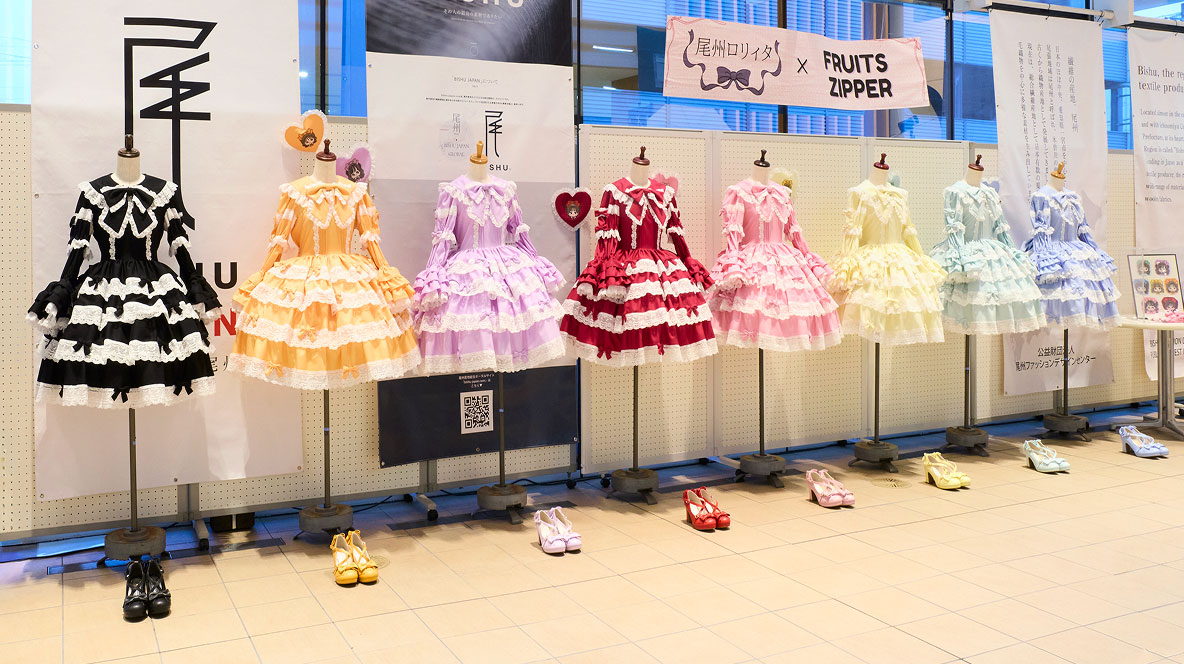 市役所に展示された衣装の写真