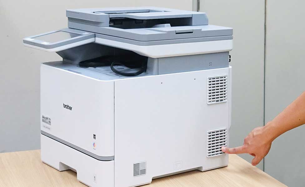 本体側面に空けられた冷却用の空気孔