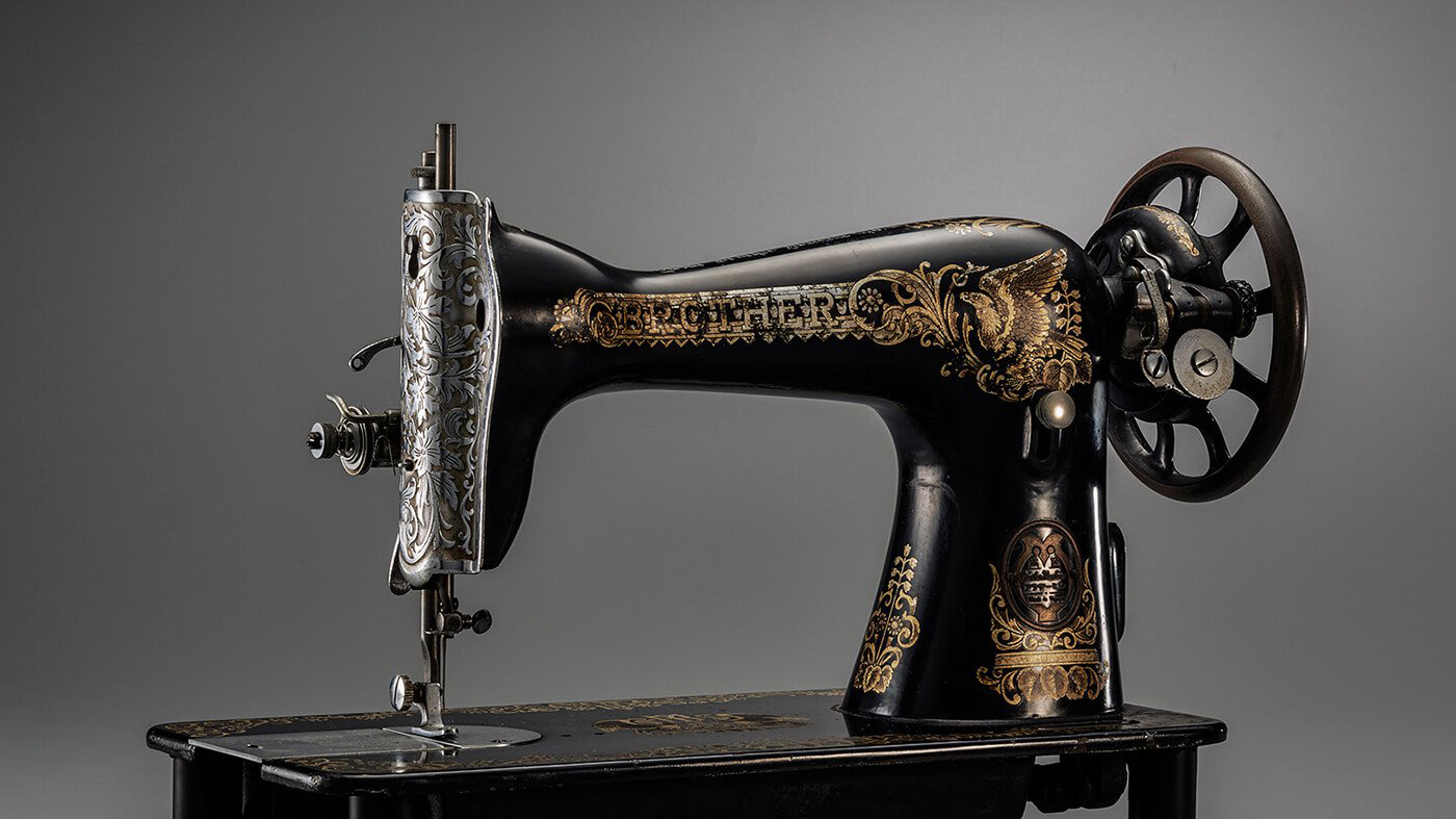 A primeira máquina de costura de ponto fixo da Brother,<br>para o uso doméstico