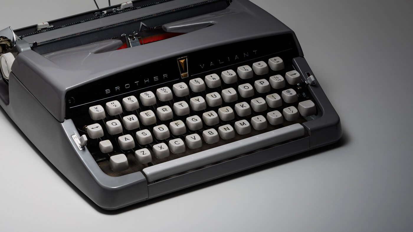 Einstieg in die Bürogeräteindustrie<br>mit der tragbaren Schreibmaschine
