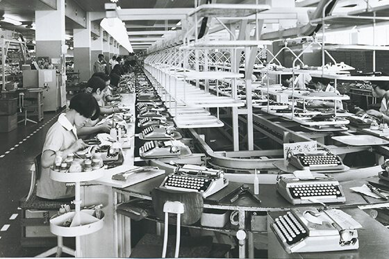 Línea de producción de máquinas de escribir