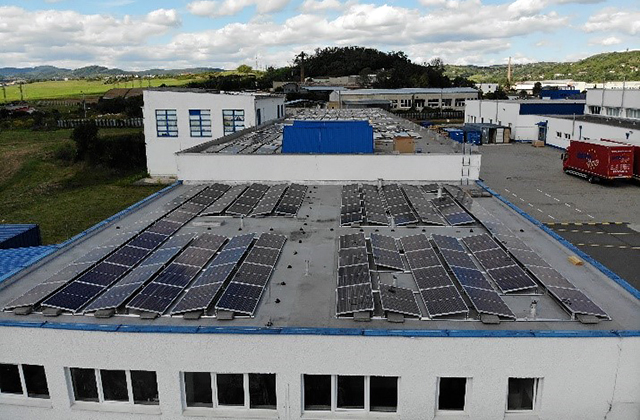 Solar power generation system which makes use of the roof